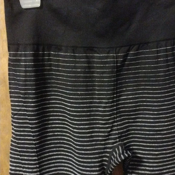 Marika stretchy leggings. No flaws or stains - Picture 2 of 6